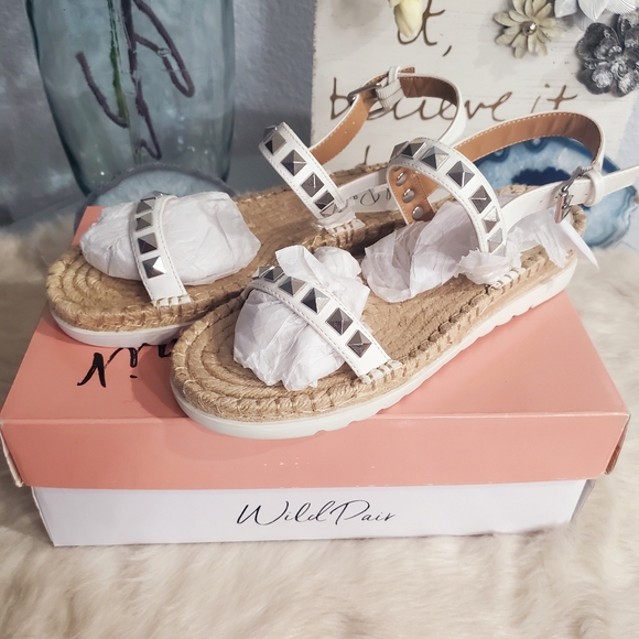 ❤️NIB Wild Pair Women's Yelenah Faux Leather Studded Espadrilles❤️ - Picture 2 of 5